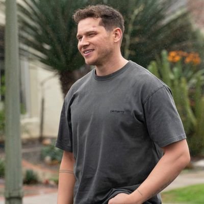 buckleyshoodie's profile picture. | He/Him | 22 | Buddie Enthusiast |🪴🛋️🪴