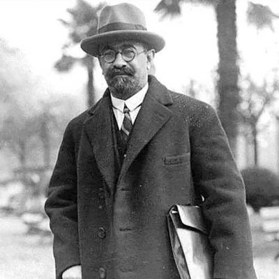 مرغ شبخوان که با دلم میخوان رفت و این آشیانه خالی ماند
آهوان گم شدند در شب دشت آه از آن رفتگان بی برگشت
من، یک آدم پر از تناقضهای احمقان