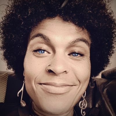 afrocentric freespirit. I loves to be surrounded by all things nice! Art, fabrics, books, vinyl, music, good vibes, trees, nature and always the truth!
And sew