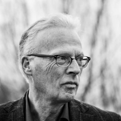 Politicoloog, planoloog, journalist en schrijver van thrillers en non-fictie (o.a. Het nieuwe nietsdoen en Hypotheekvrij!). Sinds 2016 parttime met pensioen.
