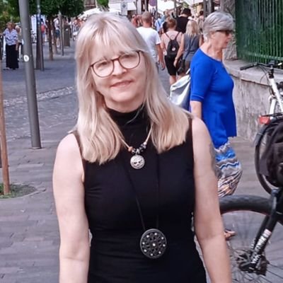 Was du liebst lass frei, kommt es zurück gehört es dir..
Gott schütze Bayern
..aus der Kirche ausgetreten vor Jahren.. Gott sei Dank