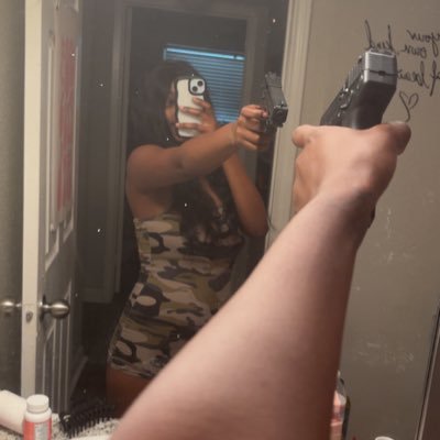 2002 🛍️ ,♏️, & a yapper nobody pays attention to who throws ass every bluemoon 🌚
