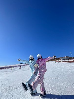I share content here about life and skiing. When there's no snow, you can still find me here. I also repost some amazing videos. All views expressed are my own.