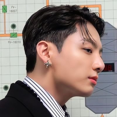 @Jungkook 🇺🇸🇰🇷
BTS: Singer, song writer & dancer🎖️
A Military graduate 😀🪖