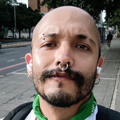 Periodista y reseñista.
Una vez gané Simón dice.
Autor de 'Nueve dedos' y de 'La última ceja del abismo/Panamá'.
Tengo tres gatos.