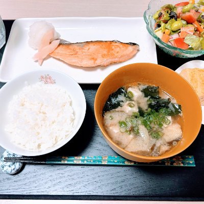 魂の糧、五感を刺激する味
食べ物は私たちの愛情表現
まずいものを食べるには人生は短すぎる
まずは食べる
それから他のことは何でもする
一口ごとに愛を味わう。🍣 🍙😋