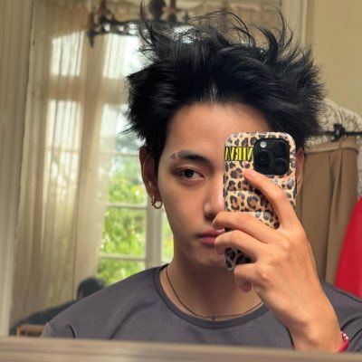 misandyke's profile picture. my secrets are burning a hole through my heart