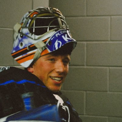 washed up minor league hockey player who coaches kids for a living now. Island Living 🏝️