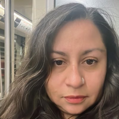 Los cobardes no escriben la historia. Señora de los gatos. Estado civil: desconfiada. Sigo aquí porque me gusta comer.