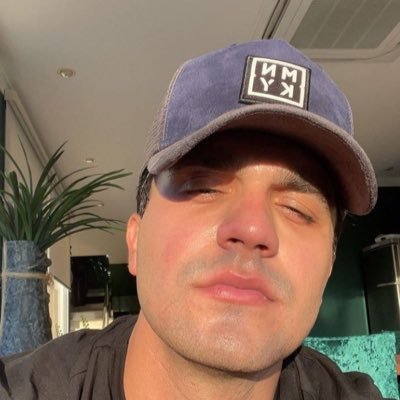 Parece que eu soltei do mundo e segurei só na sua mão. ♡ ( fan account )