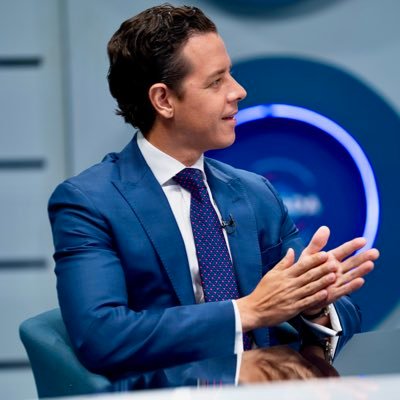 Me apasiona la comunicación estratégica. Ayudo a políticos y empresarios a cómo y cuándo decir el qué.