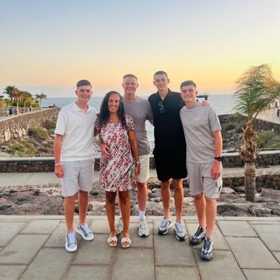 Father of 3 football mad Millwall 🦁 supporters. @SevenoaksTownfc @StrikeForce_FC @orpingtonfc #U18