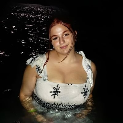 intentando no spoilear mi propia vida mientras veo al atleti jugar
@naiaraabm_ en ig.
Escritora de desnuda en tus brazos ❤️
