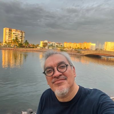 ENAC-UNAM. guionista y director de Flor de Fango, realizador free lance, docente en cine y amante de las truculencias narrativas