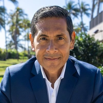 Juan Mora, experto inmobiliario de Miami con 20 años de experiencia, especializado en propiedades de lujo y familiar. Conocimiento amplio del mercado y servicio