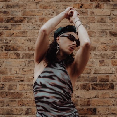 Songwriter, top liner, vocal production😈 Gym rat, into politics & football ⚽️ All infos click on the 🔗 below ⬇️