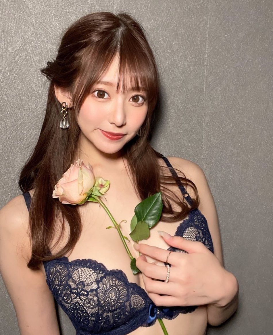 一人で過ごす時間が増えるにつれ、特別な人と一緒にいたいと思うようになりました。今も独身ですが、心から出会いを待ち望んでいます。私と一緒に愛の物語を紡いでくれる人を待っています。
