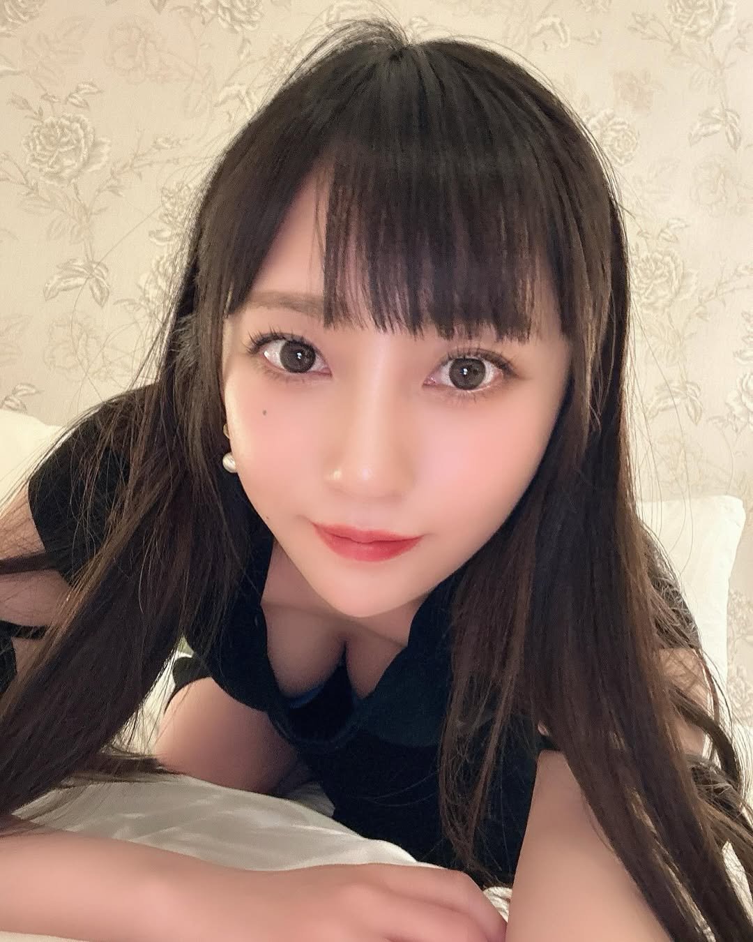 一人で過ごす時間が増えるにつれ、特別な人と一緒にいたいと思うようになりました。今も独身ですが、心から出会いを待ち望んでいます。私と一緒に愛の物語を紡いでくれる人を待っています。