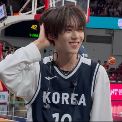 Aellaowo's profile picture. we’ll be back ( bangchan )