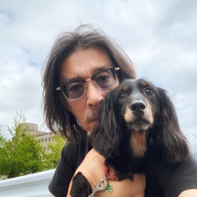 Mダックスとカツカレーが好き。 時々、ギター抱えて唄ったりしています。 家にはアイちゃん(ミニチュアダックス♀)と言う かわゆいかわゆいワンちゃんがおります! これが・・・ホントかわゆい💛