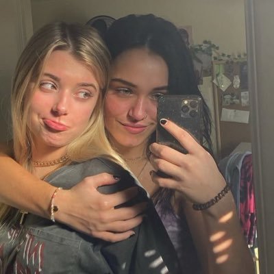 🌈lesbian || she/her 📸 k pop lover . no one can love a woman like a woman can 🌒 love is too beautiful to be hidden in a closet claim your identity LGBTQ ⚧️