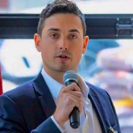 I launch and grow businesses online. DM me and ask how I can help you. || Building https://t.co/KzAHUGi0UY to create business valuation reports in minutes.