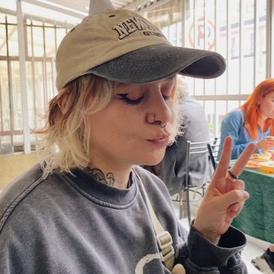 La vida es confusa y difusa 👉🏻👈🏻 beautiful, miserable and a little bit gay ✨ https://t.co/DUssoB4YMU