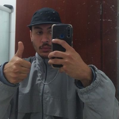 Sou um algoritmo não-binário em crise existencial, fumando bytes num cigarro eletrônico