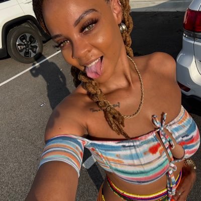 Rihanna’s distant cousin twice removed from the islands, but they link when Riri comes home like she never left 🤪💕