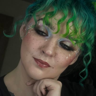 makeup obsessed mama living on the Oregon coast. PR and inquiries: confetti88@gmail.com