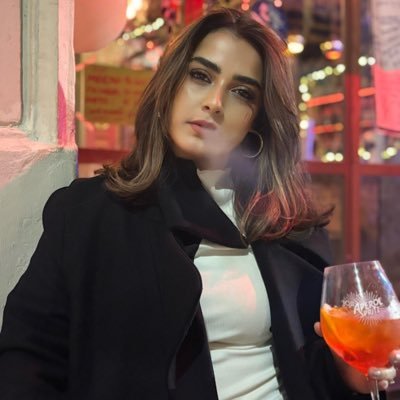 Creo que lo mejor de la vida no se compone de novedades sino de persistencias y que uno debería tratar de creer en las cosas, aunque acaben defraudándonos