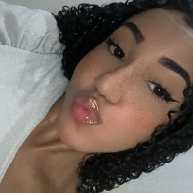 fiel a ficante, defensora da monogamia, tricolor de coração , pasconeira e garota de programa ( de computador, tá? ) | 🧁👩🏻💻📚☕💭📸🎀 🍭✨🧸💗💋🐍🇾🇪