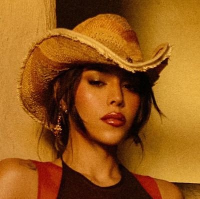 Tu mayor fuente de información sobre la cantante, actriz, compositora, productora y nominada al Latin Grammy, DANNA.