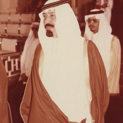 يا قدس يا سيدتي
معذرة فليس لي يدان
وليس لي أسلحة
وليس لي ميدان
كل الذي أملكه لسان
والنطق يا سيدتي
أسعاره باهظة
والموت بالمجان!