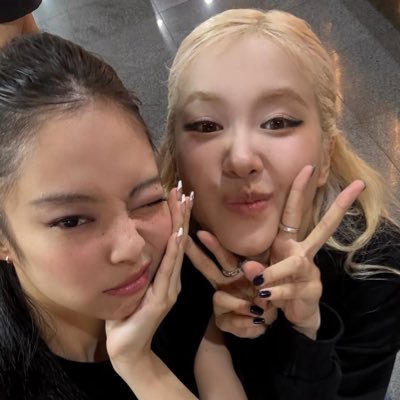 BayAreaBlink's profile picture. OT4 but if I had to choose … ROSÉ, JENNIE AND LISOO