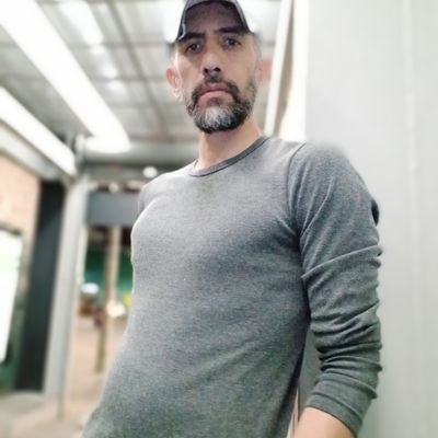 Soy una persona seria, me gusta el deporte y la naturaleza, amo los animales, encuentro fácinante una persona pensante, no humanos superficiales.