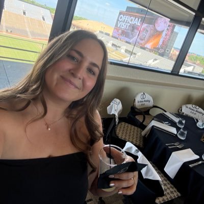 julie andrews biggest fan | wdw cast member | boilermaker (she/her) | insta: avamcclure
