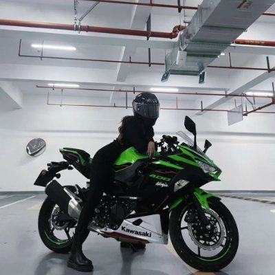 クラシックなバイクでも、モダンなストリートバイクでも、必ず安全第一、楽しさが主です!🛡😊 ヘルメットを着用して、自分を守り、ライディングをより安全で楽しいものにしましょう!🎉👷♂️
さあ、一緒に次のバイクトリップを始めましょう!🚦🏞
#バイク #自由なライディング🛵💨