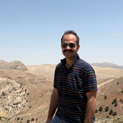 در این اکانت به هرکسی که هرچیزی رو تقدیس کنه، گیر داده میشه // جدیترین در عین شیطنت//شوخی و خنده ماهرانهترین مکانیزم دفاعی منه//عاشق جزئیات به شکل خودم