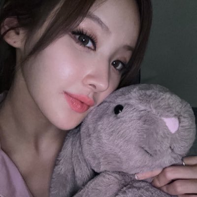 수많은 여자들을 사랑하고 잇슴니다. 예를들어 키오프 소녀시대 한지민 티아라 벅키 우와 이부키 정려원 장나라 유사랑 등등등...