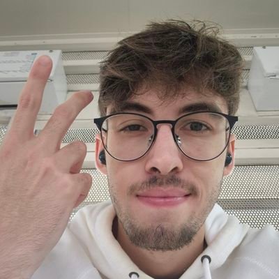 Apenas um cara de quase 2 metros de altura falando merda nesse site