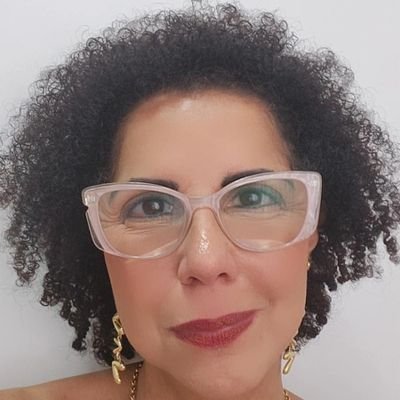 Carioca, casada, cristã evangélica, psicóloga e muito feliz.