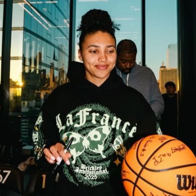 self proclaimed sports comedian | angel defender | azzi’s bodyguard | rickea my detroit princess | wnba/wbb | music + pop culture