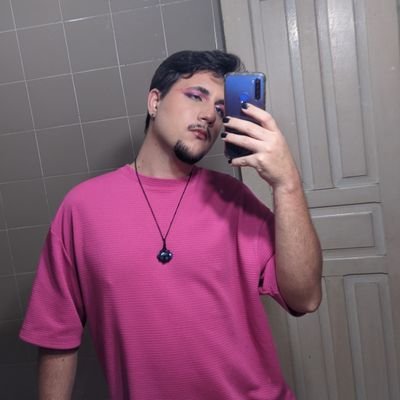 capixaba, fã de drag race, inquilino de uma casa de 7 gatos e eterno frequentador do cervejiiinha