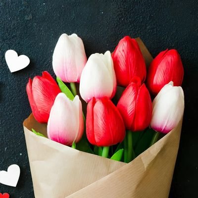 أم يمنية تصنع البخور والعطور بحُب. أؤمن أن الخير ما ينقطع، وأن الله يرسل لنا قلوبًا طيبة وقت الحاجة.