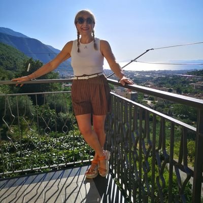 Amo l'ironia in tutte le sue forme!!! Gli ironici sono persone di un intelligenza...superiore. No DM!!!No porno!!!