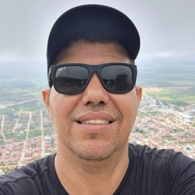 🧠 Quando a política invade o afeto, o diálogo morre.
Polarização afetiva é isso: não é só discordar das ideias — é rejeitar quem pensa diferente.