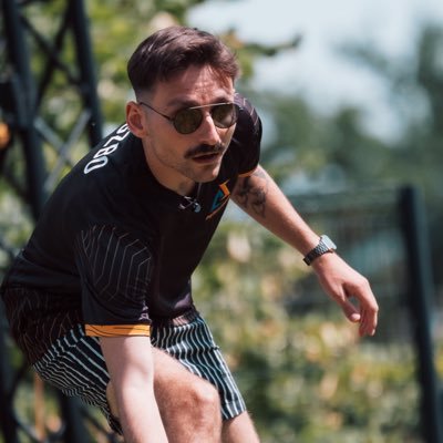 Vidéaste pro et ex-joueur de Captain Falcon un peu moins pro. @Asura_Corp 💛