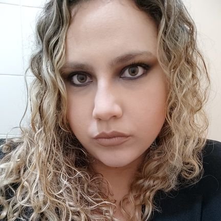 Há muitas armadilhas no mundo e é preciso quebrá-las.
Médica, intensivista em formação, marxista-leninista, aquariana e mãe de pet.