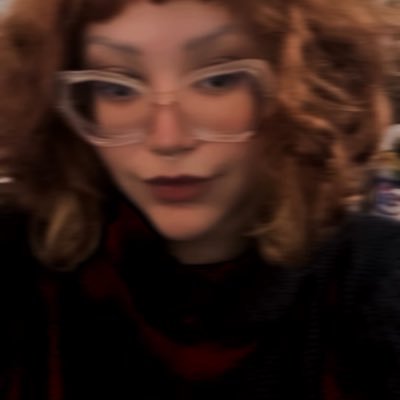 uma gostosa tagarela puramente existencialista e uma romântica incurável com uma pitada de humor pra suportar o fardo de pensar e sentir demais